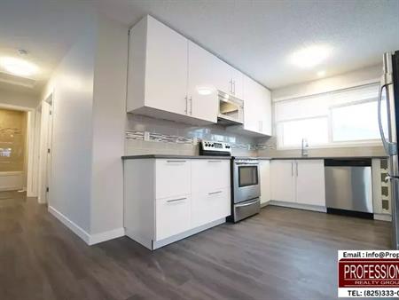 TOP NOTCH-TRIPLE CAR GARAGE-PRIVATE FENCED YARD-TRIPLE CLOSET X3 IN MASTER ROOM | 2644 83 Street Northwest, Edmonton