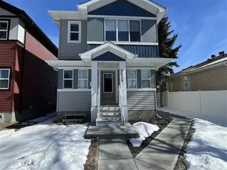 Beautiful 3 Bedroom 2.5 Bathroom Upper Unit in Amazing Location! | 9639 155 Street Northwest, Edmonton