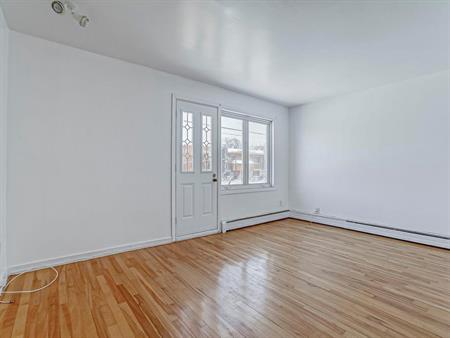 4 1/2 haut de triplex très lumineux rue Ste-Gertrude près boul. Gouin
