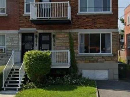 BEAUTIFUL 4 1/2 Newly renovated 2nd floor apartment LaSalle