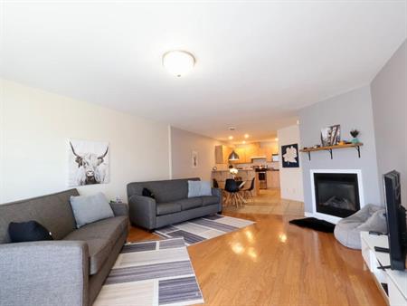 CONDO ENTIÈREMENT MEUBLÉ TOUT INCLUS SECTEUR TRANQUILLE BIEN SITUÉ