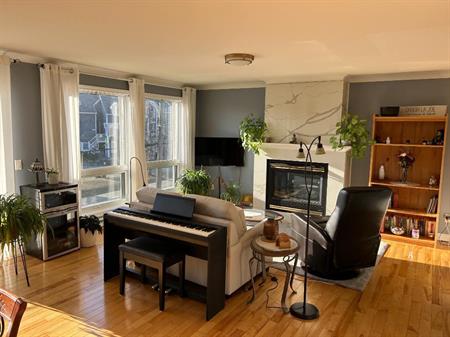 Condo très lumineux à louer à Magog à 5 minutes de marche du centre-ville et du lac