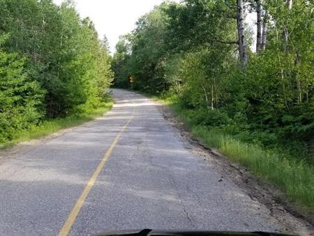 Terrain à vendre au bord d’une petite rivière
