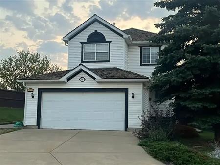 Main and second floor of generous sized house with large pie lot | 16 Newcastle Bay, Sherwood Park
