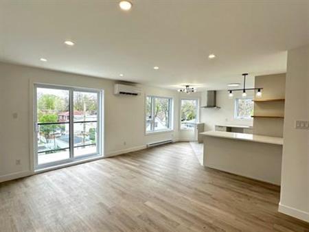 5 ½ avec 2 salles de bain et stationnement intérieur inclus