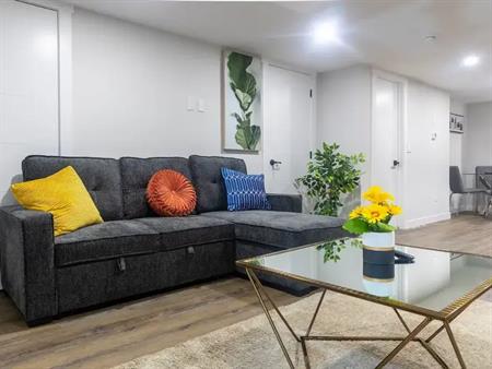 Fully Furnished & Equipped Luxurious one Bed Guest Suite-10 mins from Airport | Calgary