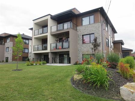 4 1/2 luxueux avec garage à louer