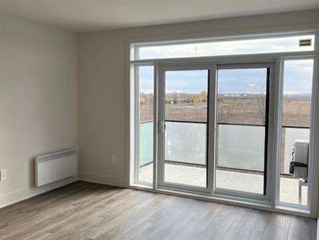 Grand Condo 4 1/2 à louer avec 5 Électro