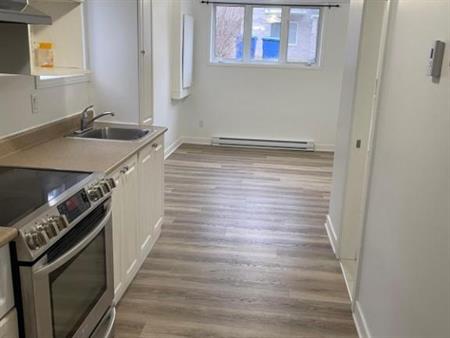 3 ½ RÉNOVÉ – ÎLE-PERROT – TOUT INCLUS – 1200 $ – DISPONIBLE 1er JUILLET / RENOVATED 3 ½ – ÎLE-PERROT – ALL INCLUDED – 1200 $ 