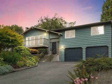 Gorgeous 4 bed, 3 baths + Rec Room & massive backyard in a quiet cul-de-sac POCO | 3853 Clematis Crescent, Port Coquitlam