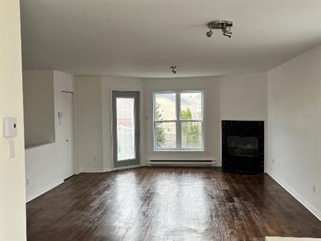 Très beau grand 5 1/2 à louer à St Jérôme très propre impeccable , pas d’animaux, 2 ème etage, 2 espace de stationnement, lib