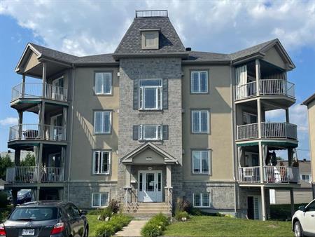 Grand Condo LUMINEUX 4 1/2 à louer -1600 $/mois