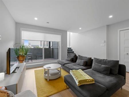Condo moderne avec 2 chambres fermées et un bureau