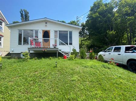 Maison Au Bord Du Fleuve