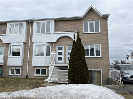 Grand 4-1/2, Triplex à Varennes, QC J3X