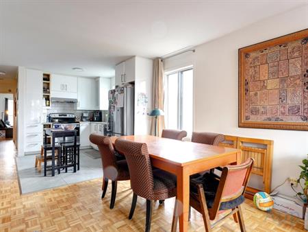 STYLE CONDO, SUR 2 NIVEAUX, COUR, VILLE-