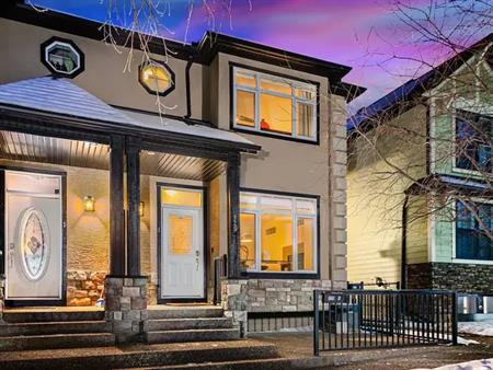 TUXEDO PARK Luxury Town-House | Calgary