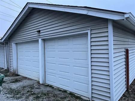 Double Garage for Rent – Spacious, Secure & Convenient with Automatic Doors | 619 29 Avenue Northwest, Calgary
