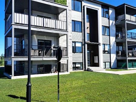 Grand 5 1/2 à louer, construction neuve