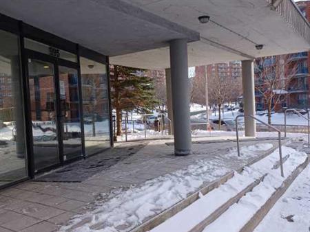 2 Chambres à coucher et 2 salles de bain avec parking intérieur