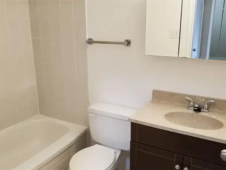 Very Bright & Spacious End Unit Featuring 2 Bedrooms, Good Sized Living Room Wit | 204 - 9607 156 Street Northwest, Edmonton