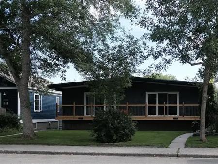 Entire duplex with backyard on mature tree-lined street in West Hillhurst | 2333 6 Avenue Northwest, Calgary