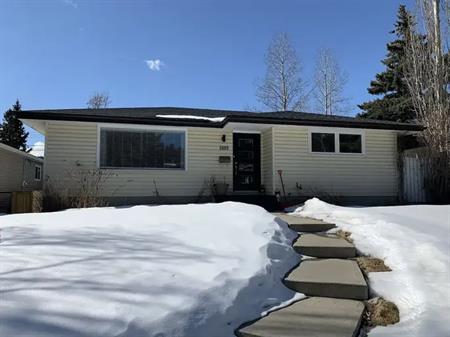 Beautiful renovated main floor in Brentwood bungalow - super quiet Neighbourhood | 5003 Brockington Rd NW, Calgary