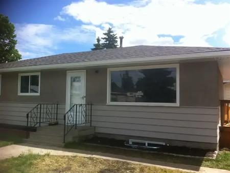 Exceptional main floor ,, huge master bedroom !!! | 1702 45 Street, Calgary