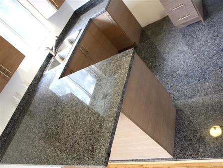 4 1/2 **Granite luxueux* Comptoirs Murs Planchers** St Leonard