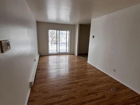 LIBRE ! Magnifique appartement 5 1/2 super propre à louer à La Prairie - 3 chambres