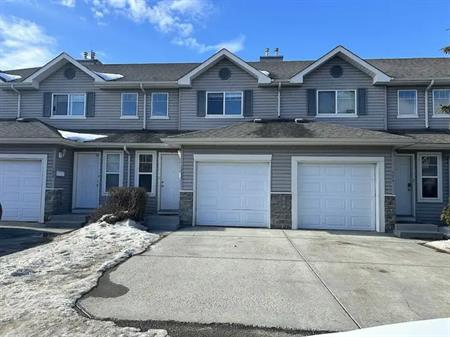 Bright 3 Bedroom 1.5 Bathroom Townhouse! Brand New Carpet Being Installed!! | 230 Edwards Drive Southwest, Edmonton