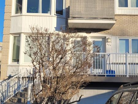 Grand 5½ - Haut Duplex - 1er Juillet