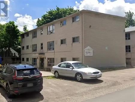 108 CREIGHTON Road Unit# 10 | 108 CREIGHTON Road Unit# 10, Dundas