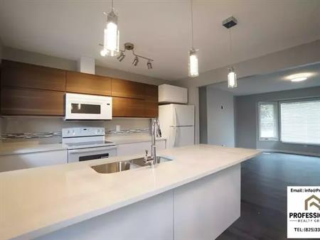 SINGLE CAR GARAGE-PRIVATE FENCED YARD-GREAT LOCATION | 3004 79 Street Northwest, Edmonton