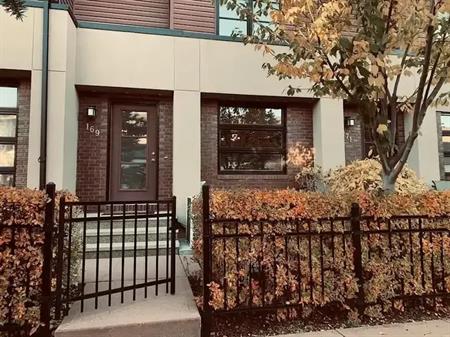 Aspen Woods luxury residential area townhouse, top-tier school district network | Calgary
