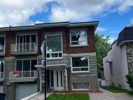 Grand 8 1/2 Garage Et Cour Privée
