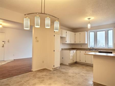 4 1/2 STYLE CONDO à louer au 2570 Boul Lebourgneuf - MAI ou JUILLET