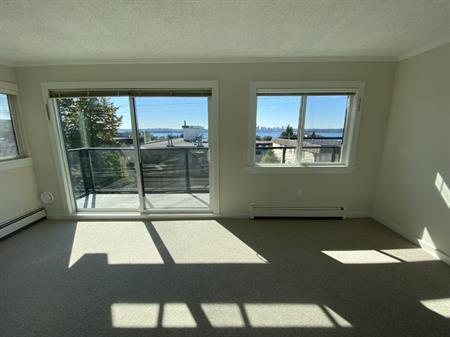 (DPMonline.ca) Renovated Penthouse Corner-Unit w/ Major Water Views! | 240 Mahon Avenue, North Vancouver