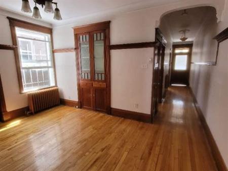 5 1/2 Plateau Mont-Royal, cour, possibilité de stationnement, juin ou juillet
