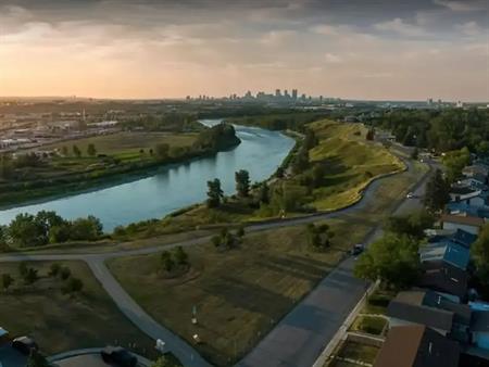 3 bd / 1.5 ba Townhouse with fenced yard and incredible views. | 106 - 1845 Lysander Crescent Southeast, Calgary