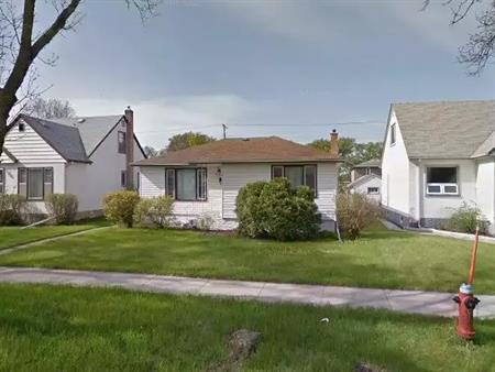 DON'T MISS - West Kildonan - Beautiful 3 bdrm 1 Bath House w/Fin Bsmnt, Laundry, A/C, Deck, Fenced Back yard, Parking | 376 H