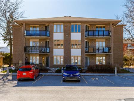 Gtand Condo à Louer, 3 Chambres, Remise