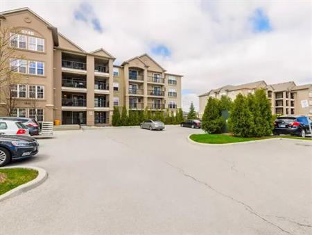 Dempsey County Stunning Corner Unit! | 1340 Main Street East, Milton