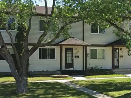 Spacious & Bright 3 Bed 1 Bath Townhouse!!*Lots of storage*fenced back patio!* | 5408 146 Avenue Northwest, Edmonton