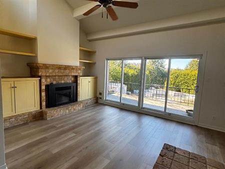 Condo sur deux étages à louer à sainte-Adèle 2 chambres 2 salles de bain foyer en pierre, terrasse endroit idéal pour retrait