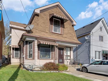 2-89 Bay St. | 2 bedroom, 1 Bathroom, Walking Distance to Hotel Dieu, Ideal for Medical Students! | 89 Bay Street, Kingston