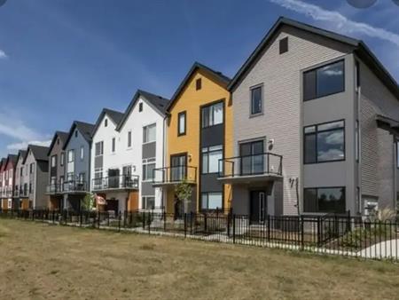 Luxury Beautiful 3 Bed + Den Townhouse in SW Edmonton (Glenridding) for Rent | 32 - 1010 Rabbit Hill Road Southwest, Edmonton
