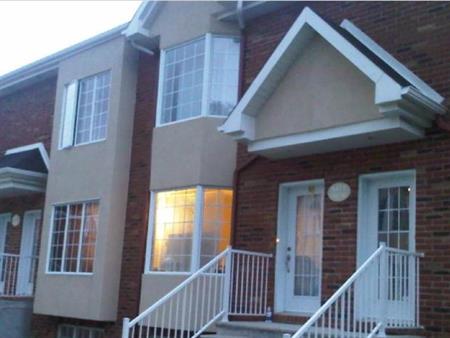 A LOUER *** CONDO / MAISON DE VILLE AVEC GARAGE A LAVAL *** FAUT VOIR –