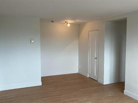 4.5 Apartments Available - A louer • For Rent
