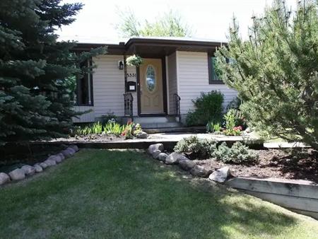 Gorgeous 3 bedroom inner city bungalow | Calgary